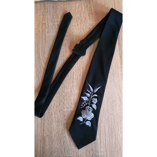 Hímzett férfi nyakkendő Hímzett férfi nyakkendő