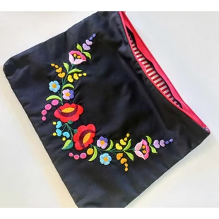 Fekete hímzett kozmetikai táska