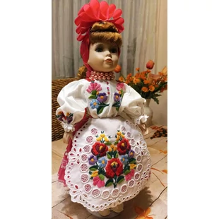 42 cm-es porcelán baba rózsaszín szoknyában.