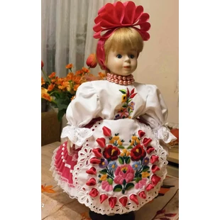 42 cm-es porcelán baba rózsaszín szoknyában.