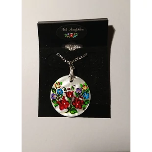 Kis kerek medál lánccal,