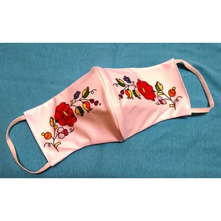 Fehér maszk, nyomtatott kalocsai mintával Fehér maszk, nyomtatott kalocsai mintával