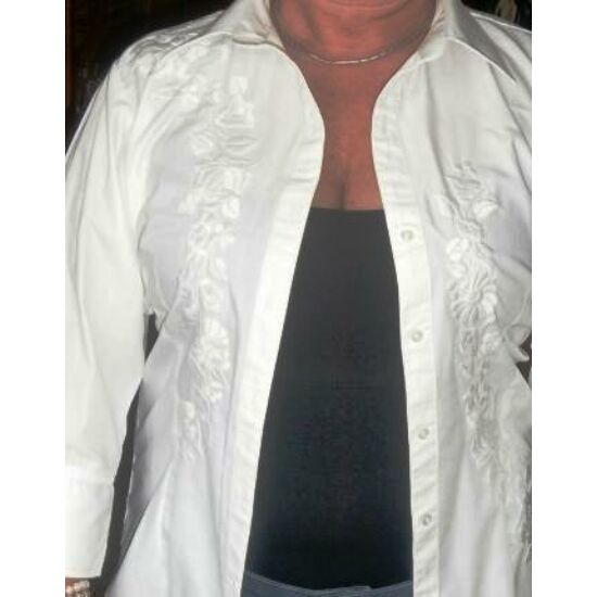 Fehérre hímzett női ing